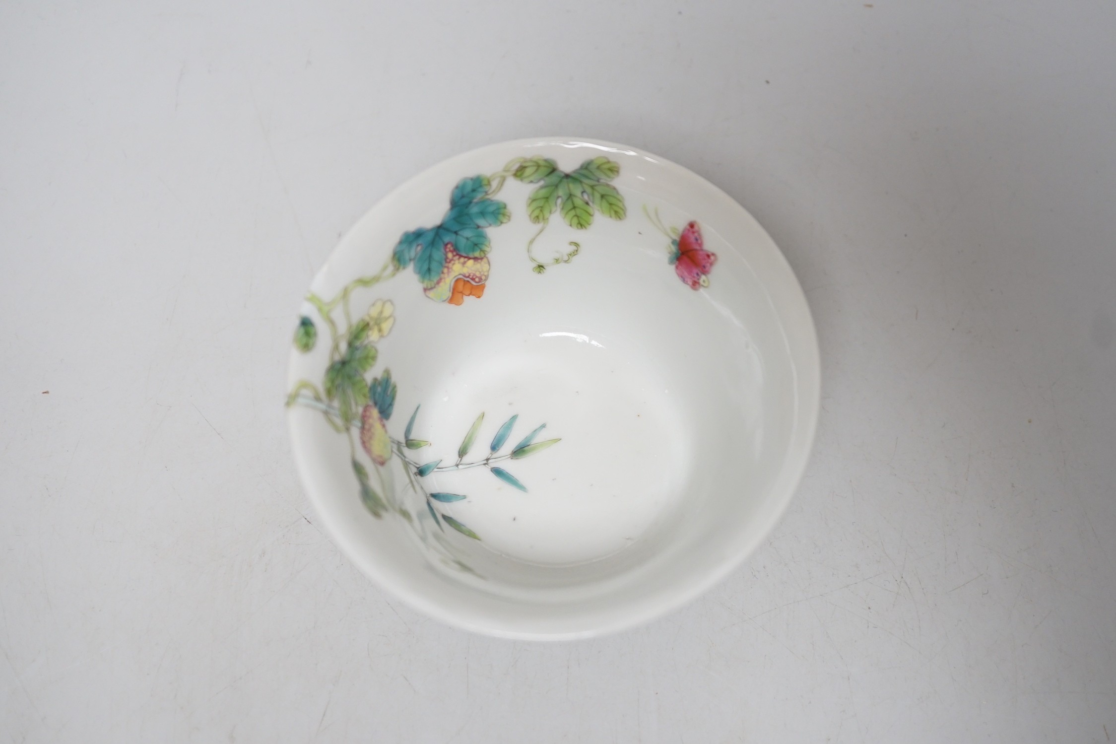 A Chinese famille rose bowl and cover. 9cm tall overall